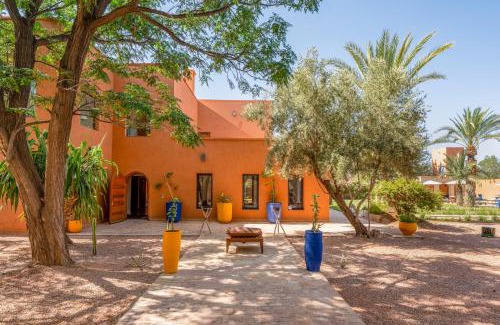 Annakhil Villa | Villa Simari Palmeraie Marrakech NOUVEAU! Petit déjeuner compris-Entièrement rénovée-Superbe piscine privée chauffée-Personnel de maison inclus-Grand jardin de 2000m2-Terrain de pétanque-Ambiance typique berbère-Havre de paix