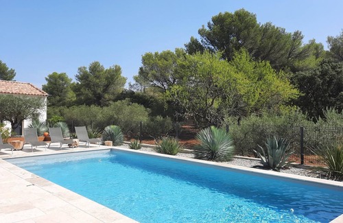 Cornillon-Confoux House | Villa sleeps 6 with swimming pool in the heart of Provence
