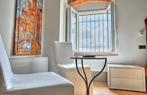 San Gimignano Villa | Villa Soffio: A characteristic and welcoming two-story ancient tuscan country house surrounded by meadows and by green hills, with Free WI-FI.
