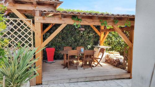 Cap d'Agde Villa | Villa spacieuse à Agde avec piscine et jardin.