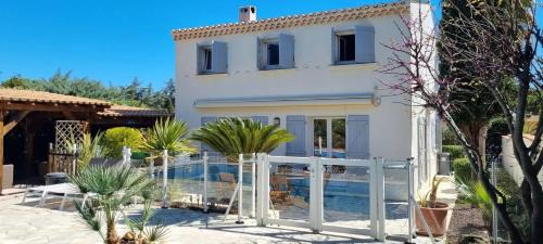 Cap d'Agde Villa | Villa spacieuse à Agde avec piscine et jardin.
