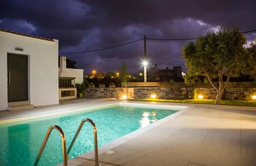 Skotino House | Villa Stavelia - Elegant villa close to the beach