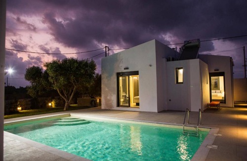 Skotino House | Villa Stavelia - Elegant villa close to the beach