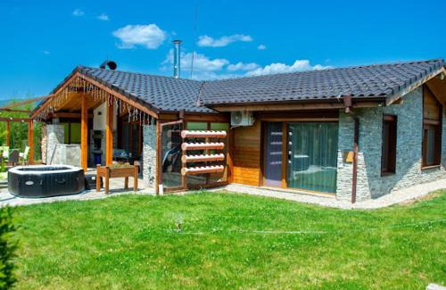 Razlog Villa | Villa Stemara with Jacuzzi near Pirin Golf