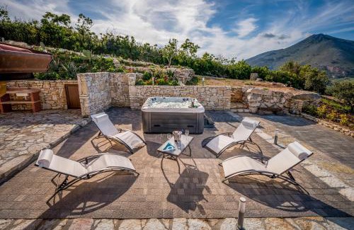 Castellammare del Golfo Villa | Villa Stone Walls with Jacuzzi