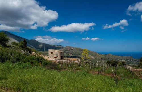 Castellammare del Golfo Villa | Villa Stone Walls with Jacuzzi