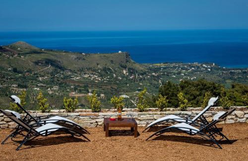 Castellammare del Golfo Villa | Villa Stone Walls with Jacuzzi