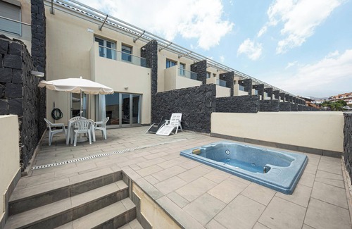 Complejo turistico Amarilla Golf Villa | Villa ‘Sun Bay Villas 4’ with Sea View, Terrace & Jacuzzi