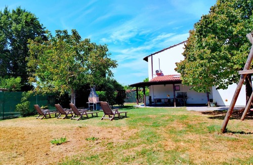 Cascina Villa | Villa 'Sunflowers' with Mountain View, Wi-Fi and Air Conditioning