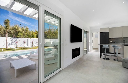 Poblado Sancti Petri House | Villa Tahiti with Private Pool, Wi-Fi, and Air Conditioning