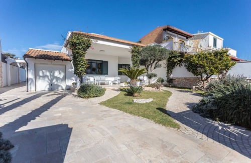 Boncore Villa | Villa Torre Lapillo beach with pool