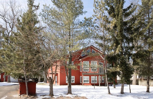 Wasaga Beach House | VILLA UPPER & LOWER SPECIAL RATES SLEEPS 15, VERY CLOSE TO BEACH ACCESS,