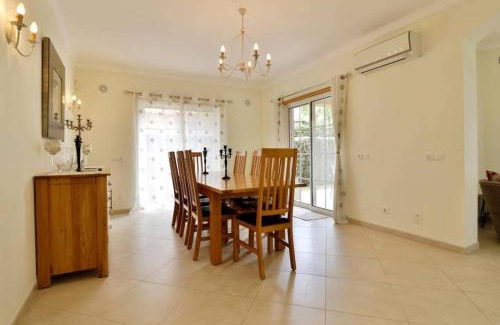 Vale do Garrao Villa | Villa Varandas Do Lago 5 Bedroom Villa Private Pool Table Tennis A Few Minutes Drive Between Vale Do Lobo And Quinta Do Lago