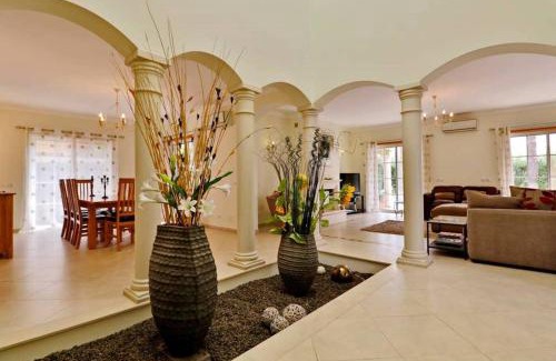 Vale do Garrao Villa | Villa Varandas Do Lago 5 Bedroom Villa Private Pool Table Tennis A Few Minutes Drive Between Vale Do Lobo And Quinta Do Lago