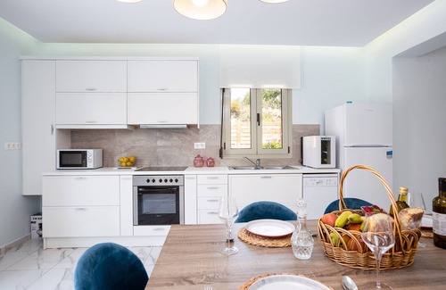 Asteri Villa | Villa Vera - 3 bedroom villa, 3 bathrooms, with heated pool and outdoor jacuzzi