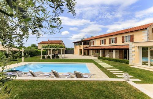 Beram Villa | Villa Viscum in Central Istria for 8 persons with large garden - pet friendly