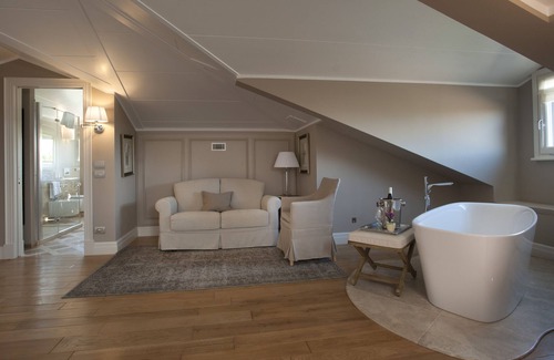 Castiglione Falletto Apartment | Villa Vitae - Luxury apartment Colbert- Apartment with suite on two levels, two panorami terraces and balcony