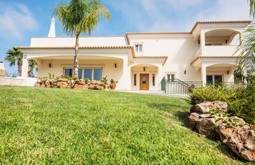 Montechoro Villa | Villa w/heatable pool & BBQ in Albufeira