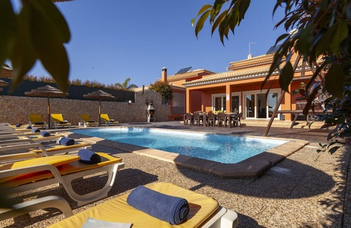 Branqueira Villa | Villa w/heatable pool, BBQ & games room