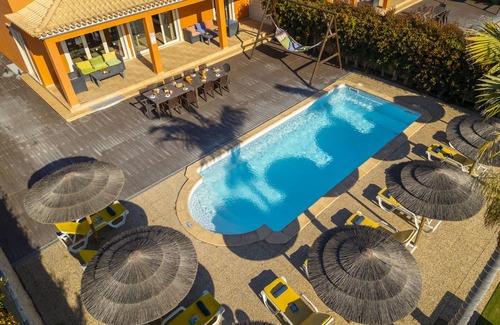 Branqueira Villa | Villa w/heatable pool, BBQ & games room