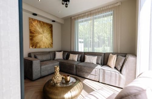Waarland House | Villa Watergloed a stylish, brand new holiday home for 16 people