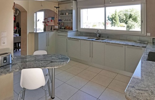 Les Hauts de Villeneuve Villa | Villa with swimming pool for 10 people in Villeneuve les Avignon (4 kms Avignon)