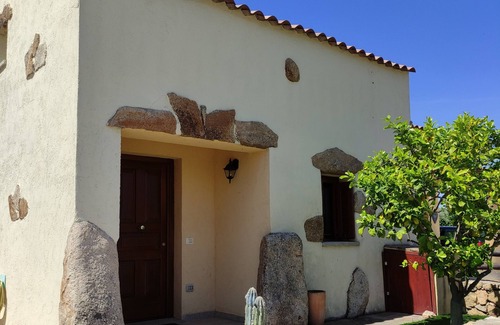 Loiri Porto San Paolo House | Villa with Garden Unmissable close to Beaches, Airport and Port