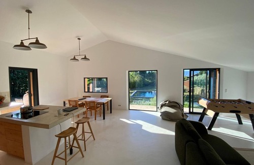 Cabrieres-d'Avignon Villa | Villa with large garden and pool in the heart of a historic Luberon village!