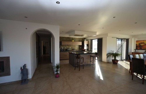 La Tour-d'Aigues House | Villa with infinity pool, overlooking the vineyards, in the Luberon Massif