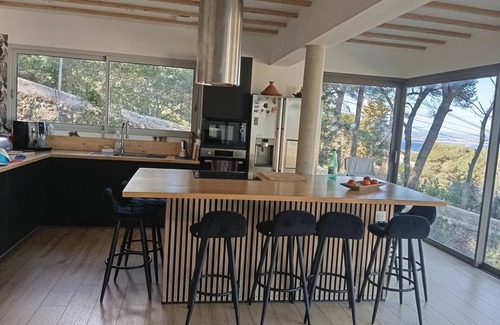 Sete House | Villa with panoramic view on Mont St Clair, with infinity pool