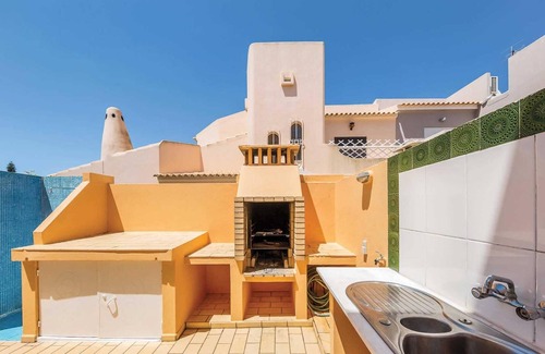 Quarteira Villa | Villa with pool, 5 minutes from from the beach