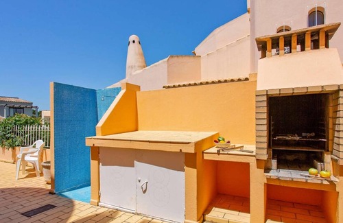 Quarteira Villa | Villa with pool, 5 minutes from from the beach