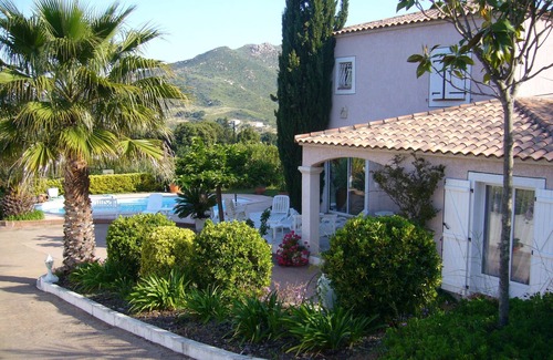 Alata House | Villa with pool and garden
