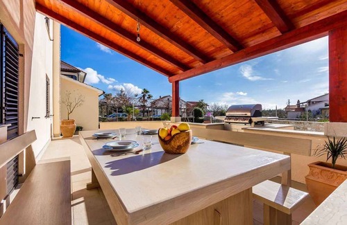 Valdebek Villa | Villa with pool and terrace with barbecue