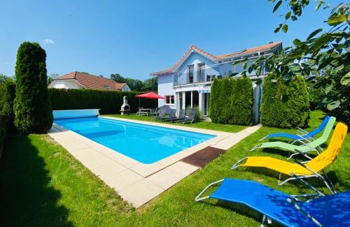 Dottikon Villa | Villa with Pool - Leon's Holiday Homes