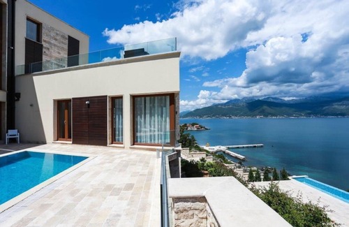 Radovici House | Villa with private beach first line