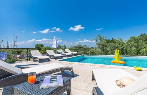 Stinjan Villa | Villa with private pool, 600 m to the sea, 10 people, garden, free WiFi, parking