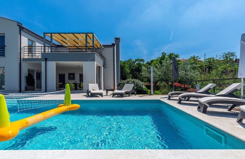Stinjan Villa | Villa with private pool, 600 m to the sea, 10 people, garden, free WiFi, parking