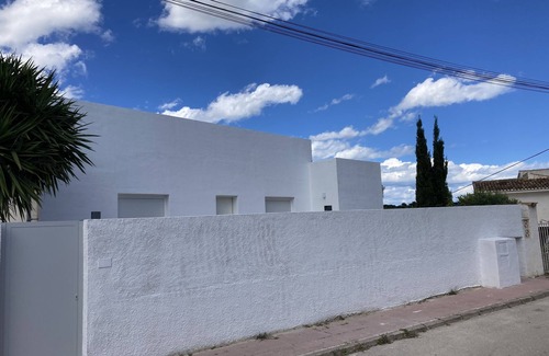 Urbanitzacio la Fustera House | Villa with private pool near the beach with free WiFi
