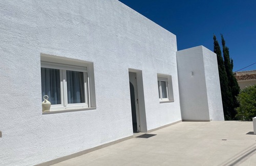 Urbanitzacio la Fustera House | Villa with private pool near the beach with free WiFi
