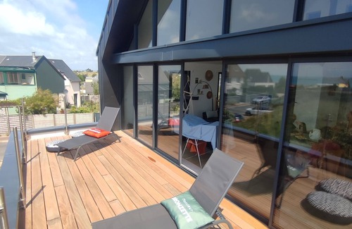 Gouville-sur-Mer House | Villa with sea view and cabanes de Gouville, 80m from the beach.