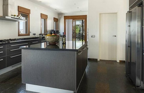 Arnella Villa | Villa "Xenofilia 4" with Mountain View, Private Inifinty Pool & Wi-Fi