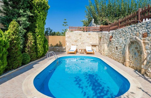 Asteri Villa | Villa Yannis is a traditional 4-bedroom villa with private pool in Asteri