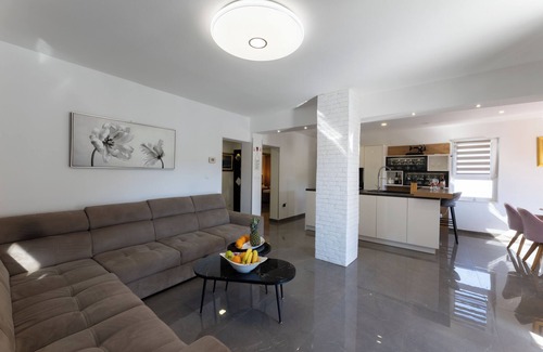 Srinjine House | Villa Zrincy near Split: heated pool, hot tub, all bedrooms are air conditioned.