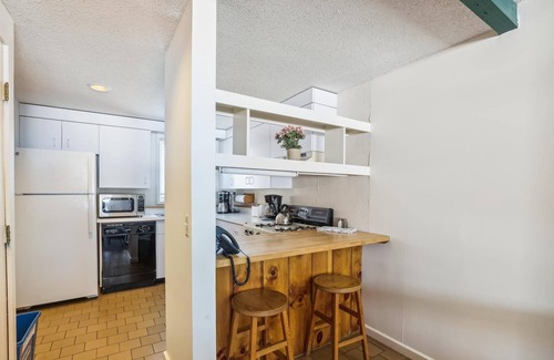 Stowe Area Condo | Village Green 8D: 2 br, gas fireplace, resort amenities!