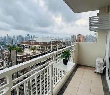 Kapitolyo Apartment | Vincondotel Near BGC 3BR Fairlane