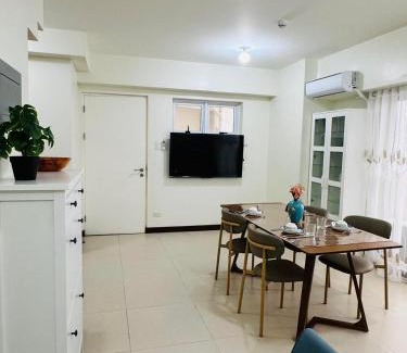 Kapitolyo Apartment | Vincondotel Near BGC 3BR Fairlane