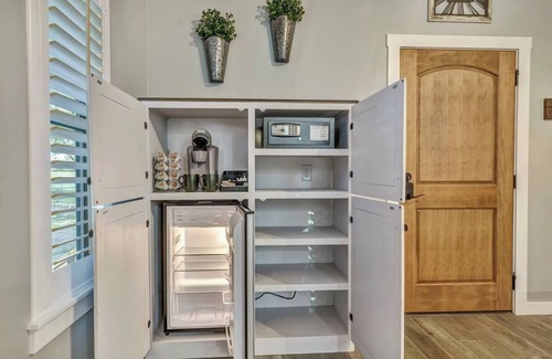 Fredericksburg Cabin | Vineyard Cottage #6 with Complimentary Breakfast