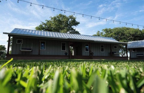 Fredericksburg Cabin | Vineyard Cottage #6 with Complimentary Breakfast