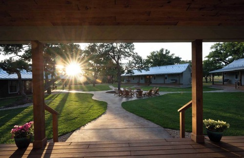 Fredericksburg Cabin | Vineyard Cottage #6 with Complimentary Breakfast